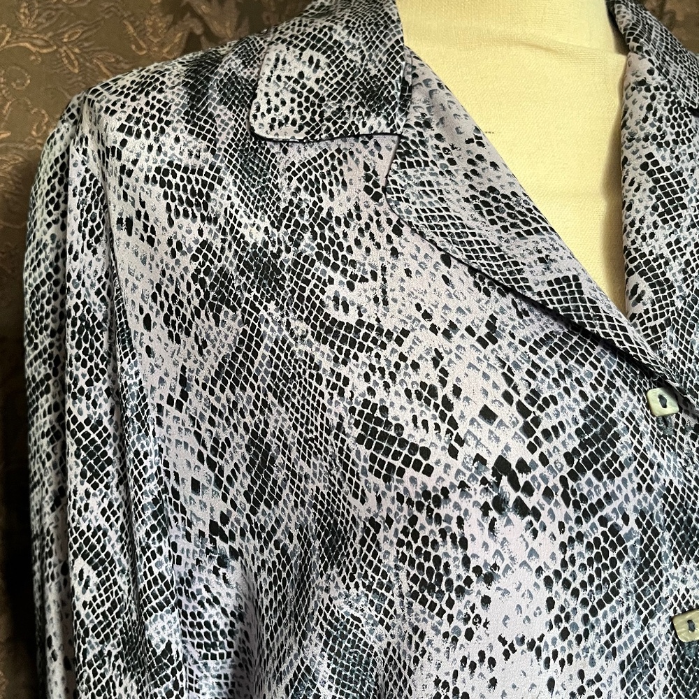 S.L.B 100% Silk Blouse, Breezy Light Lavender and Black Animal Print  Size Large - Picture 3 of 9